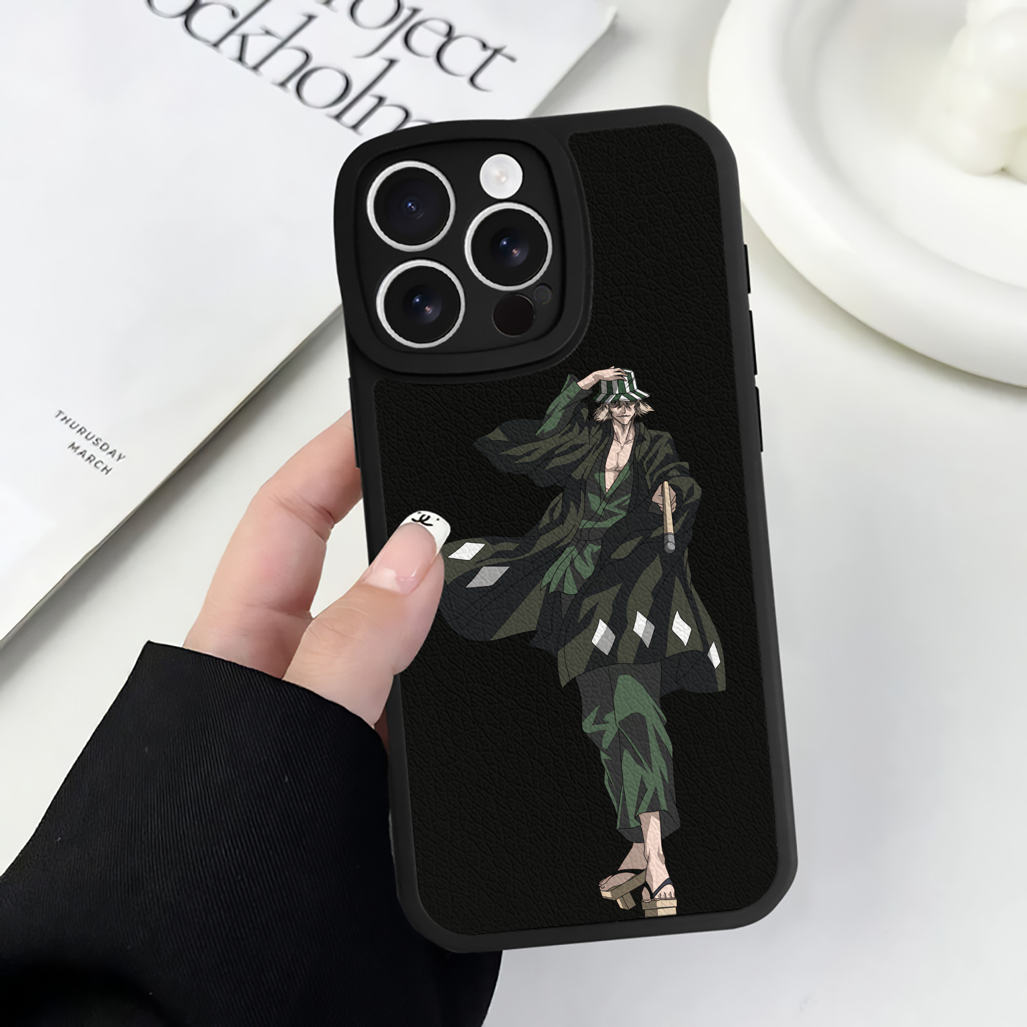 （画像用） "ブリーチ 浦原 喜助（うらはら きすけ） BLEACH Urahara Kisuke " 【iPhone 16シリーズ対応】シリコンスマホケース（レザー調） 材質：シリコン